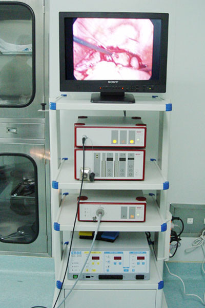 ������ǻ��΢�������Ŀ�չ�������������չʷ�ϵ�һ����̱��������ʰ�ҽԺ�����Ĺ���ǻ�������豸������ϡ�����˫�����ã�ҽʦֱ�Ӽ�����Ļ������Ϻ�������������Կ�׿�����������С����Ѫ�١�����Ѹ�٣����������������ա�